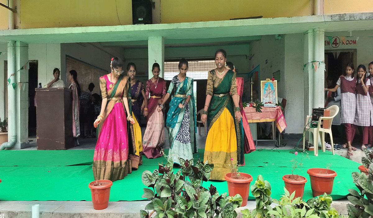 Cultural programs | ఘన్ముక్ల ఆదర్శ పాఠశాలలో అలరించిన సాంస్కృతిక కార్యక్రమాలు