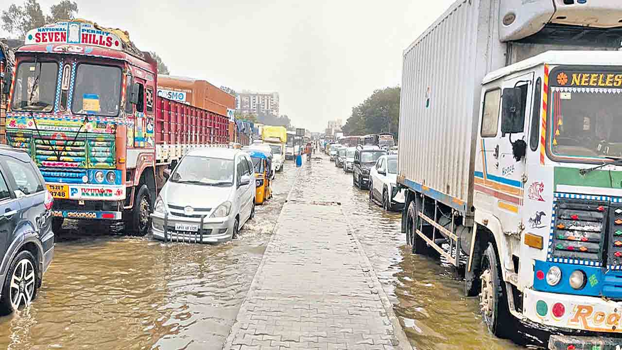 భారీ వర్షం.. స్తంభించిన జనజీవనం