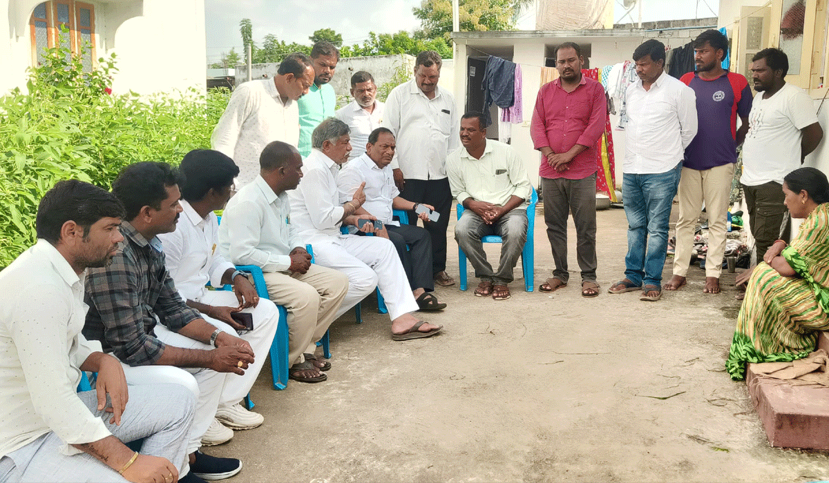 Former Minister Eshwar  | బాధిత కుటుంబాలకు మాజీ మంత్రి ఈశ్వర్ పరామర్శ