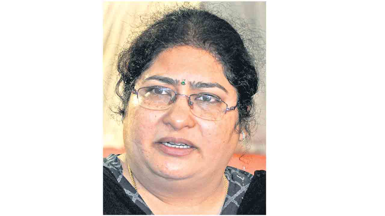 దేవాదాయశాఖ కమిషనర్‌గా శైలజారామయ్యర్‌ బాధ్యతలు