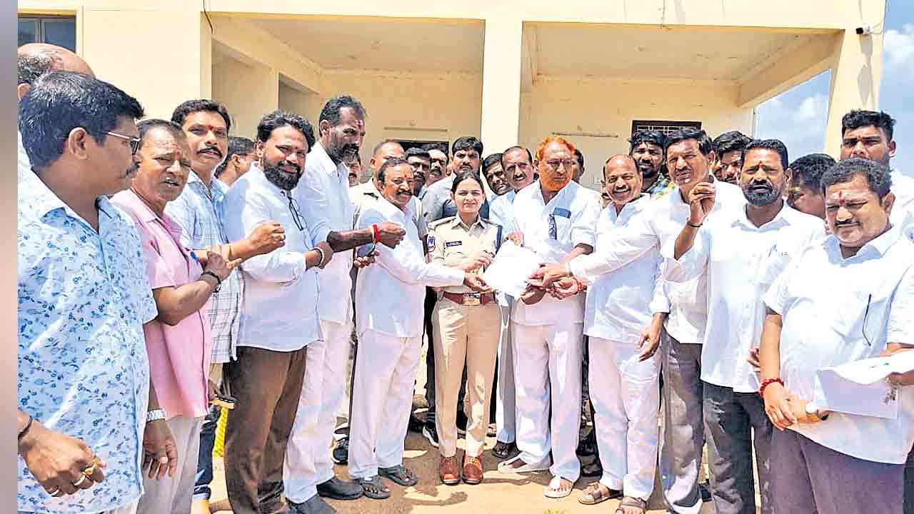 కలెక్టర్‌పై చర్యలు తీసుకోవాలి