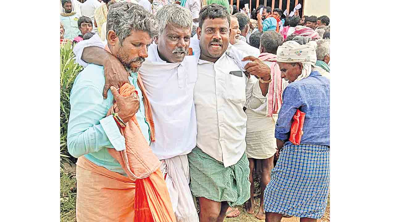 పీఏసీఎస్‌పై తిరగబడ్డ రైతులు