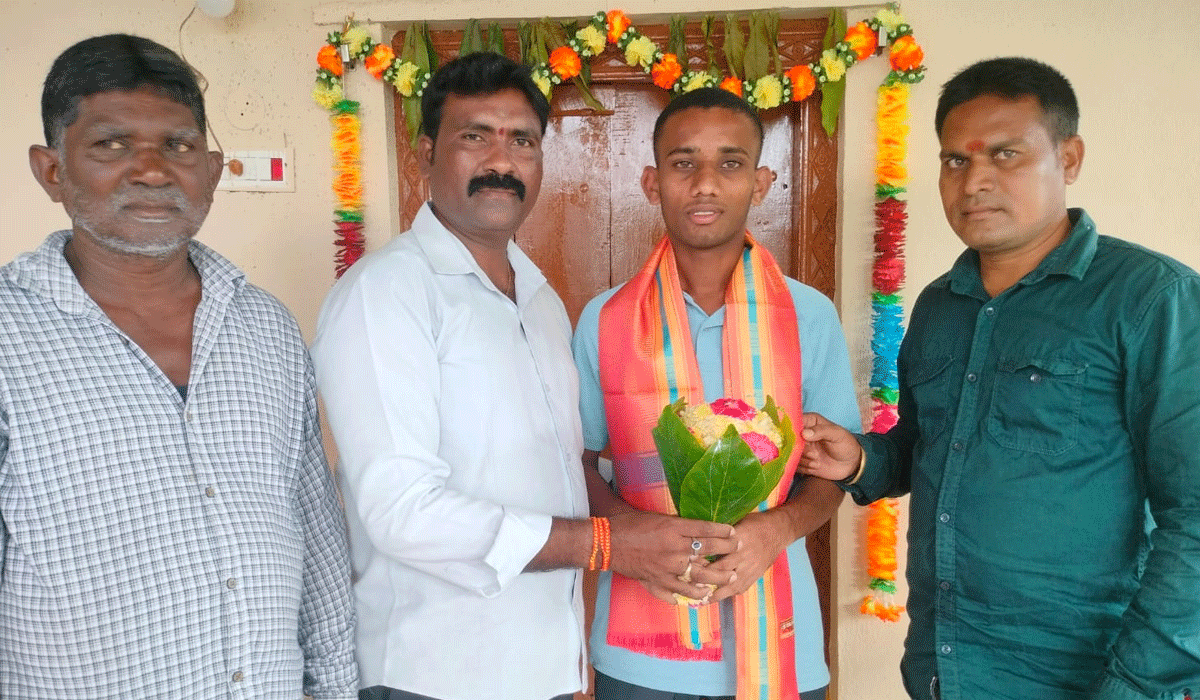 Central government job | కేంద్ర ప్రభుత్వ ఉద్యోగం సాధించిన యువకుడిని సన్మానించిన గ్రామస్తులు