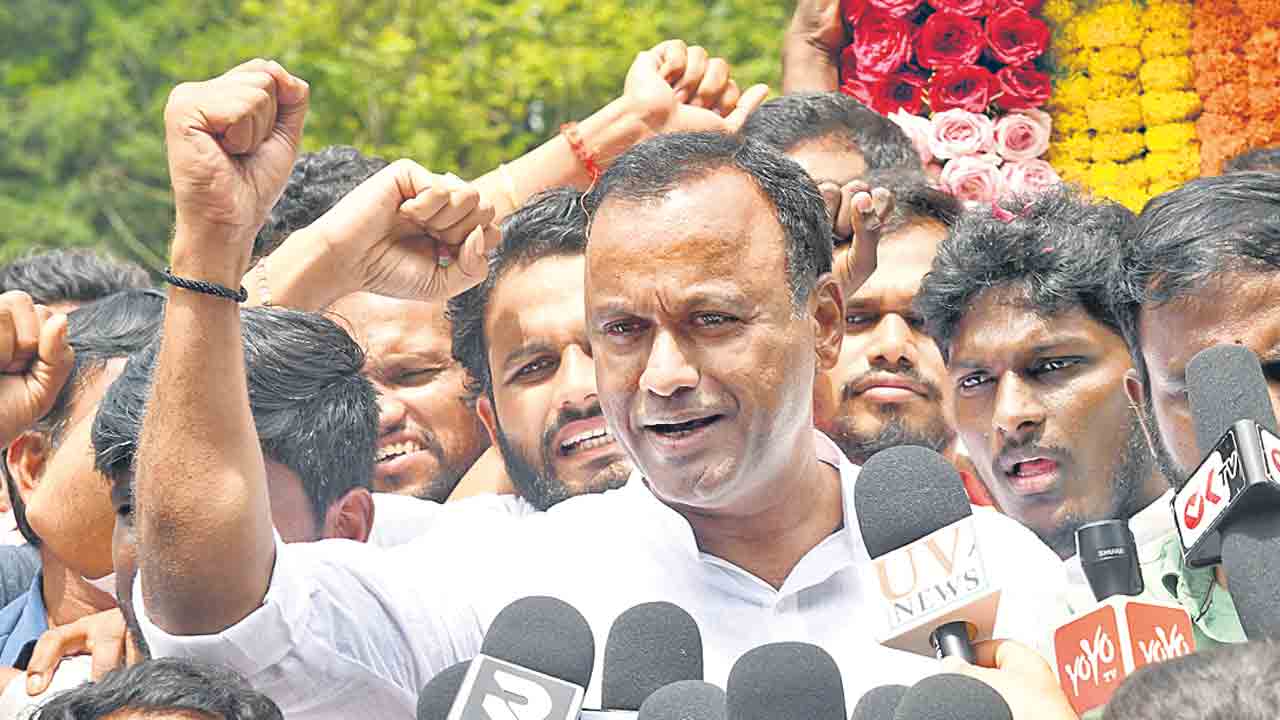 యువతతో పెట్టుకుంటే సర్కార్‌ మనుగడ కష్టం