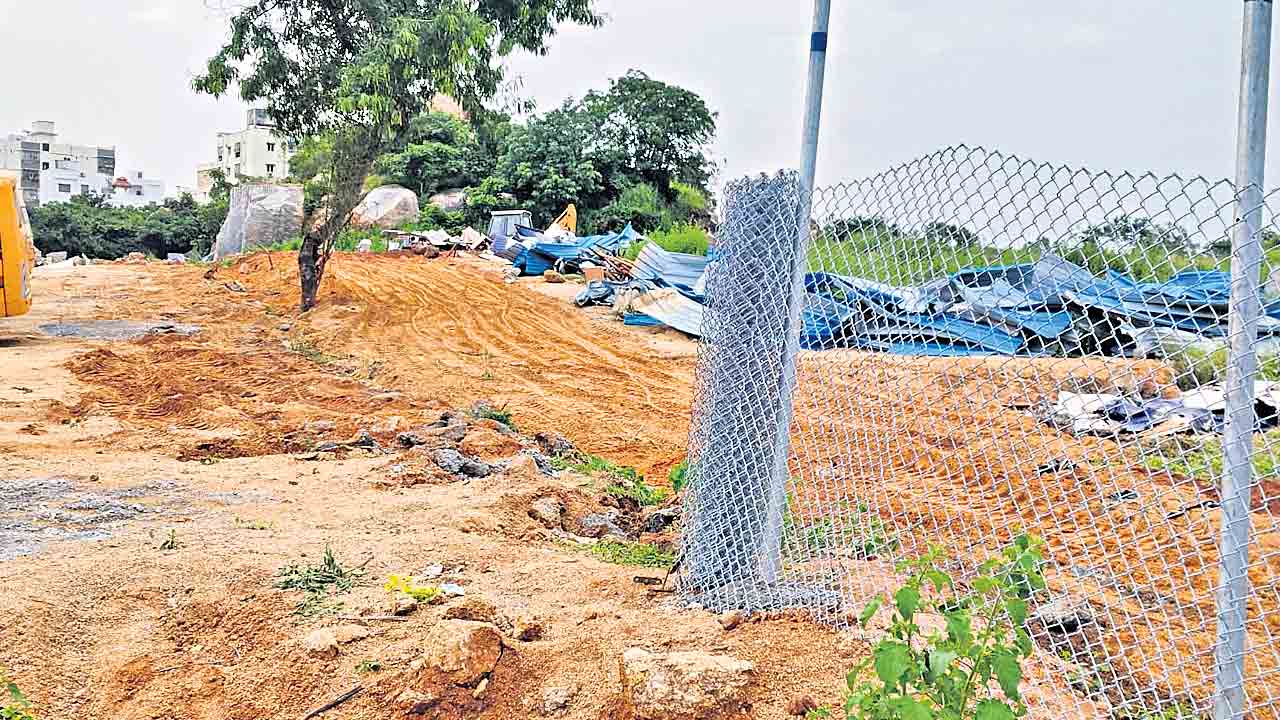 HYDRAA | హైడ్రా అంటే లెక్కలేదా? అధికారులు వేసిన ఫెన్సింగ్‌ను కూల్చిన కాంగ్రెస్‌ ఎమ్మెల్యే అనుచరులు