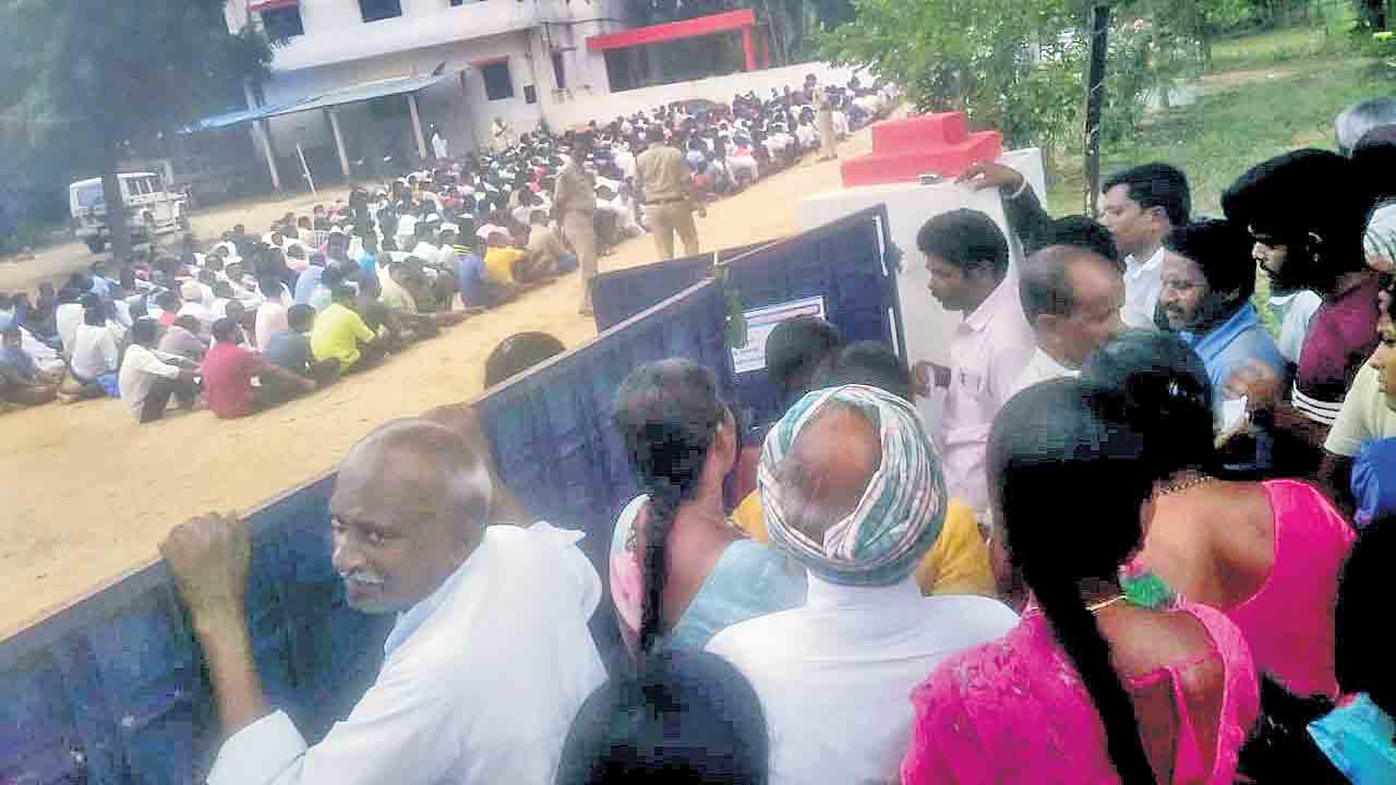 స్టేషన్‌లో యూరియా టోకెన్లు !