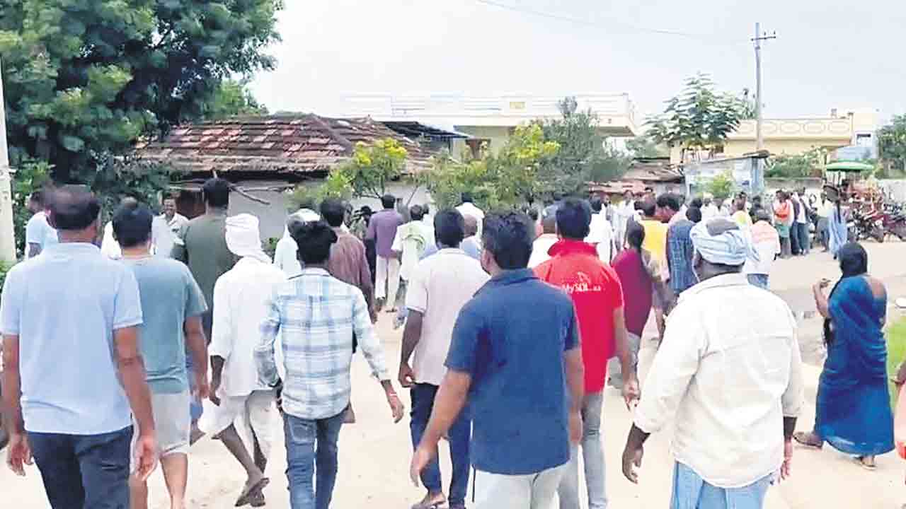 గోడు వినరు.. గోస కనరు.. రోజులు గడుస్తున్నా తీరని యూరియా వ్యథ