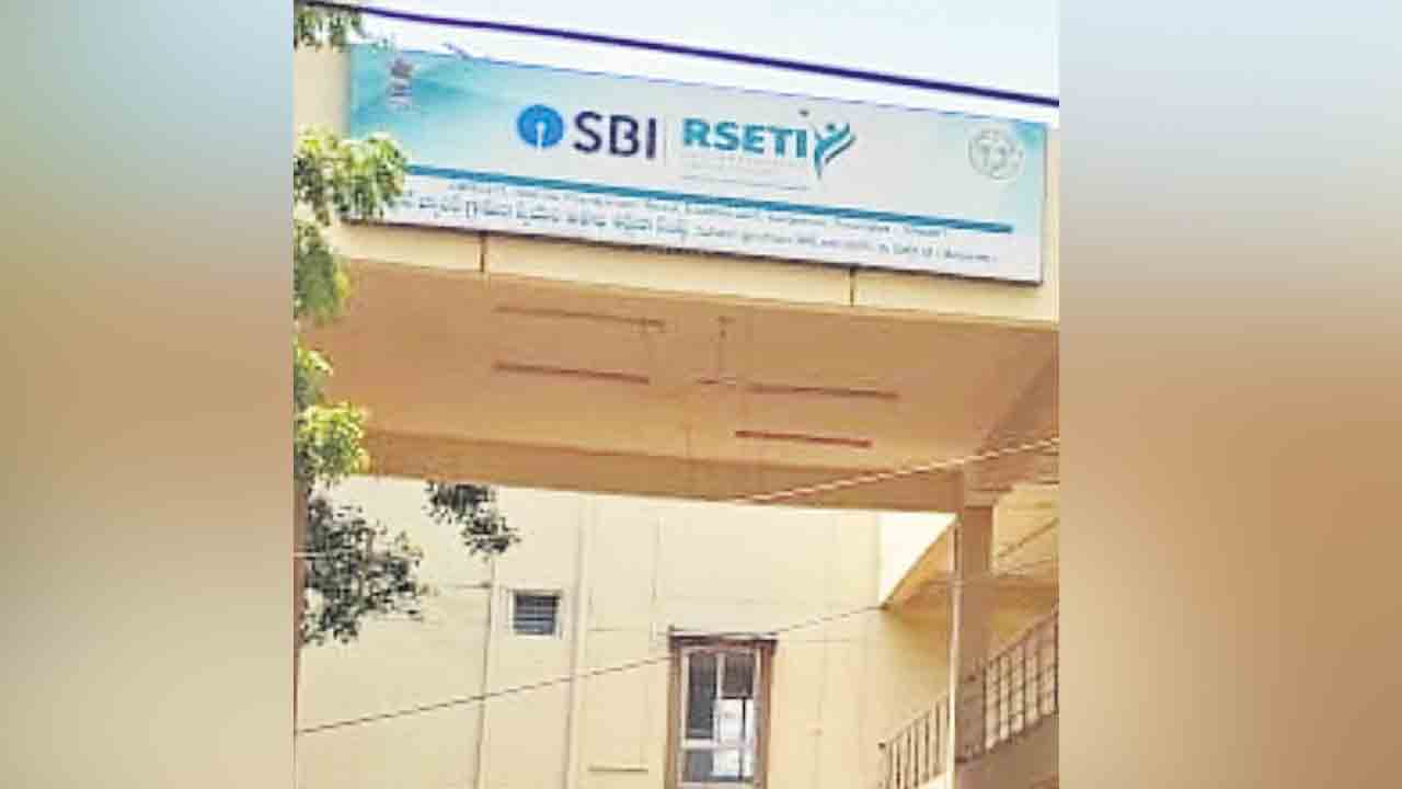 వెకిలి నవ్వులు..మకిలి మాటలు..!