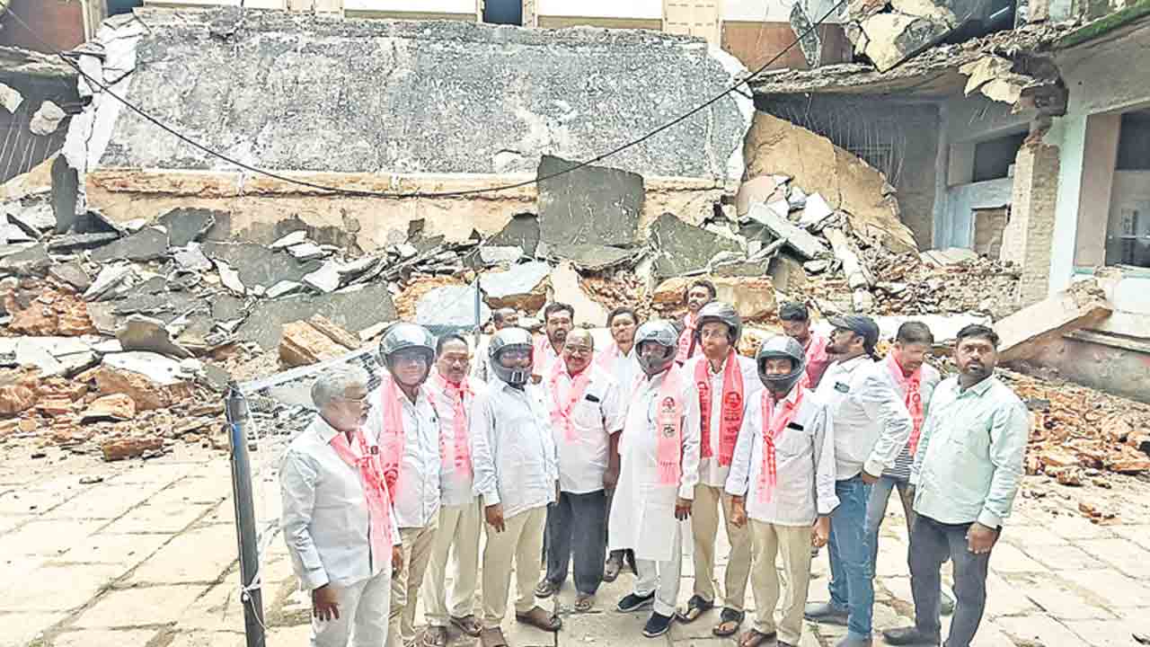 కలెక్టరేట్‌ కూలుతున్నా పట్టదా ?