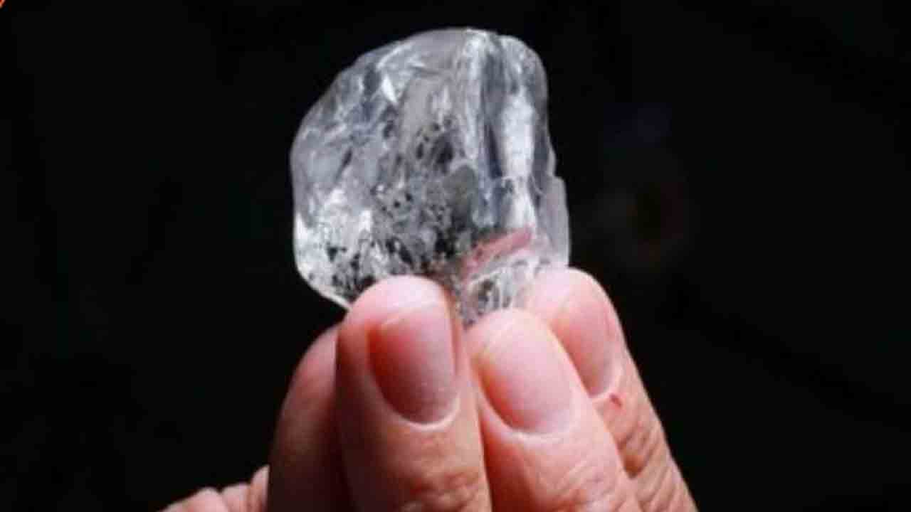 గిరిజన మహిళకు మూడు వజ్రాలు లభ్యం