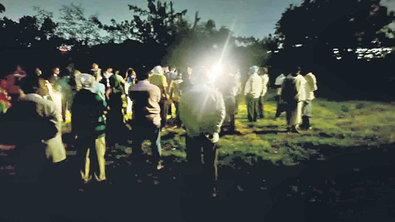 సెల్‌ఫోన్‌లైట్లతో అంతిమయాత్ర