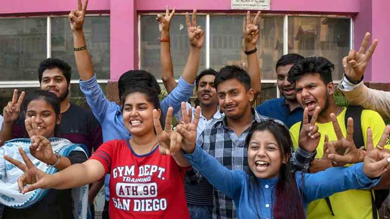 నేటి నుంచే కాలేజీలకు సెలవులు