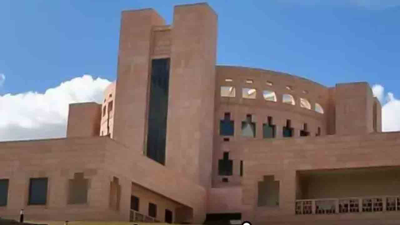 టాప్‌ 100 బీ-స్కూల్స్‌లో మూడు ఐఐఎంలు