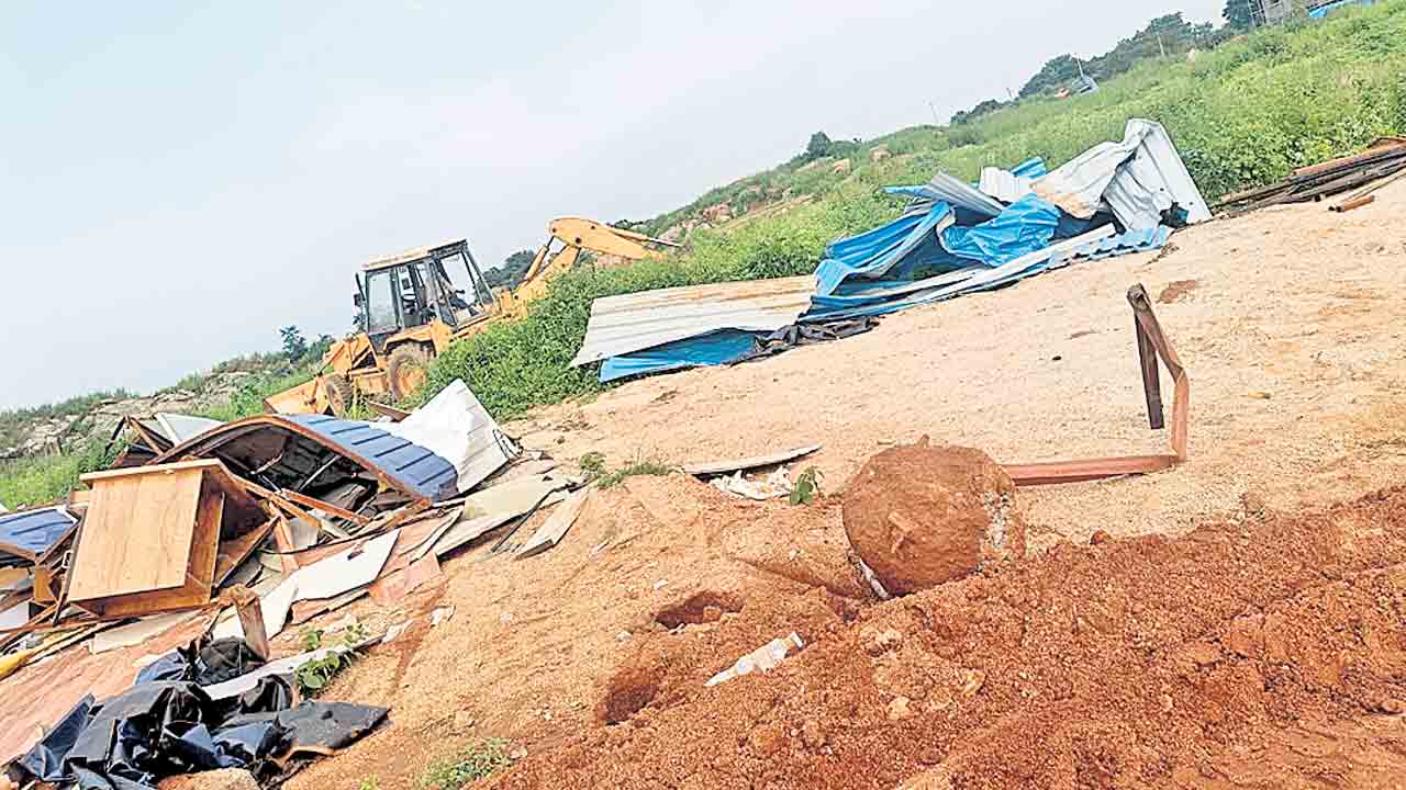 HYDRAA | పెద్దోళ్ల భూమిలో కదలని హైడ్రా బుల్డోజర్‌.. పేదల ఇండ్ల కూల్చివేతలో మాత్రం దూకుడు