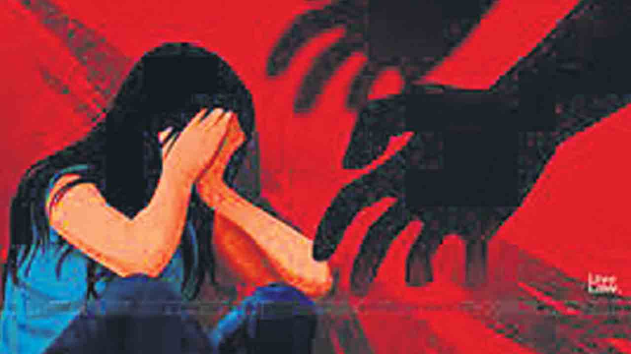 నీ మీద రేప్‌ ఎలా జరిగింది?.. బాధితురాలిని నిలదీసిన పోలీస్‌ అధికారి..