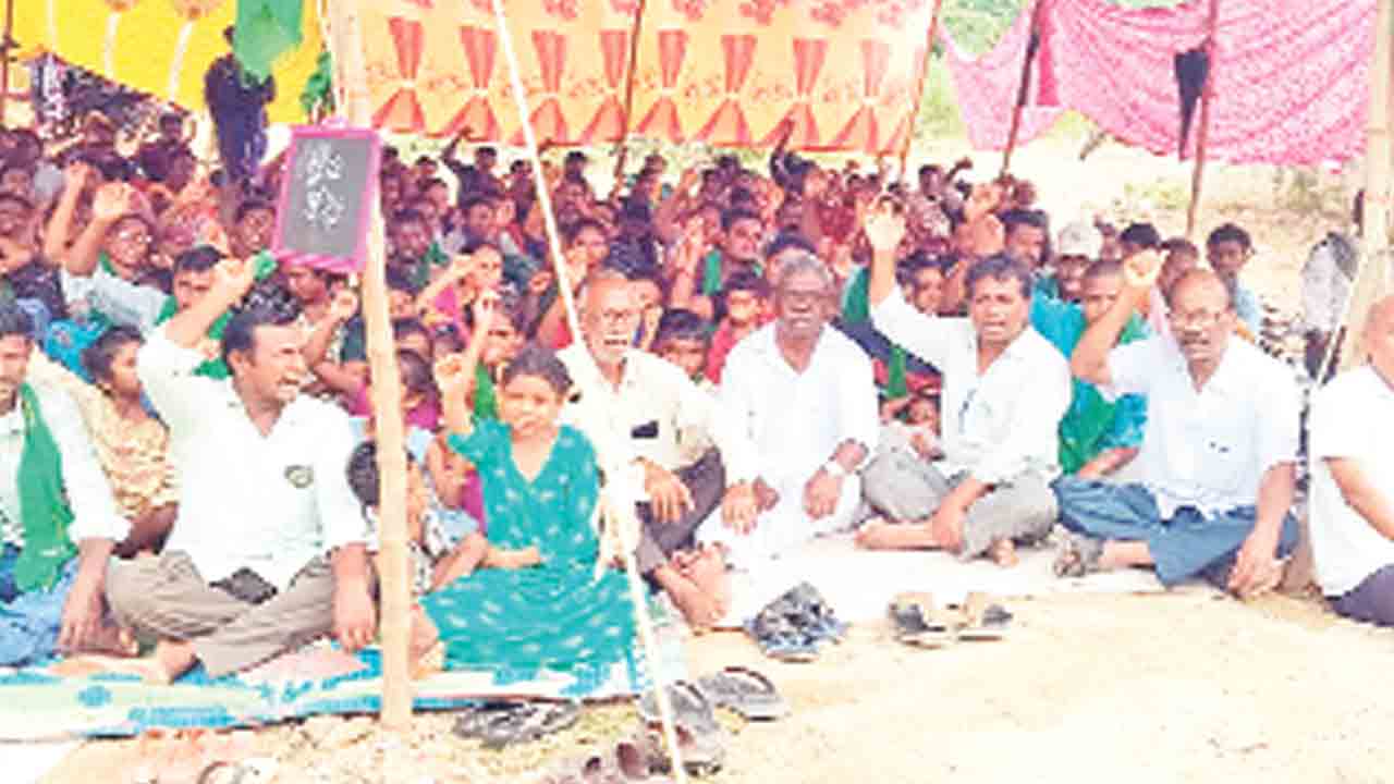 ఆ భూములు ఆదివాసీలకే అప్పగించాలి