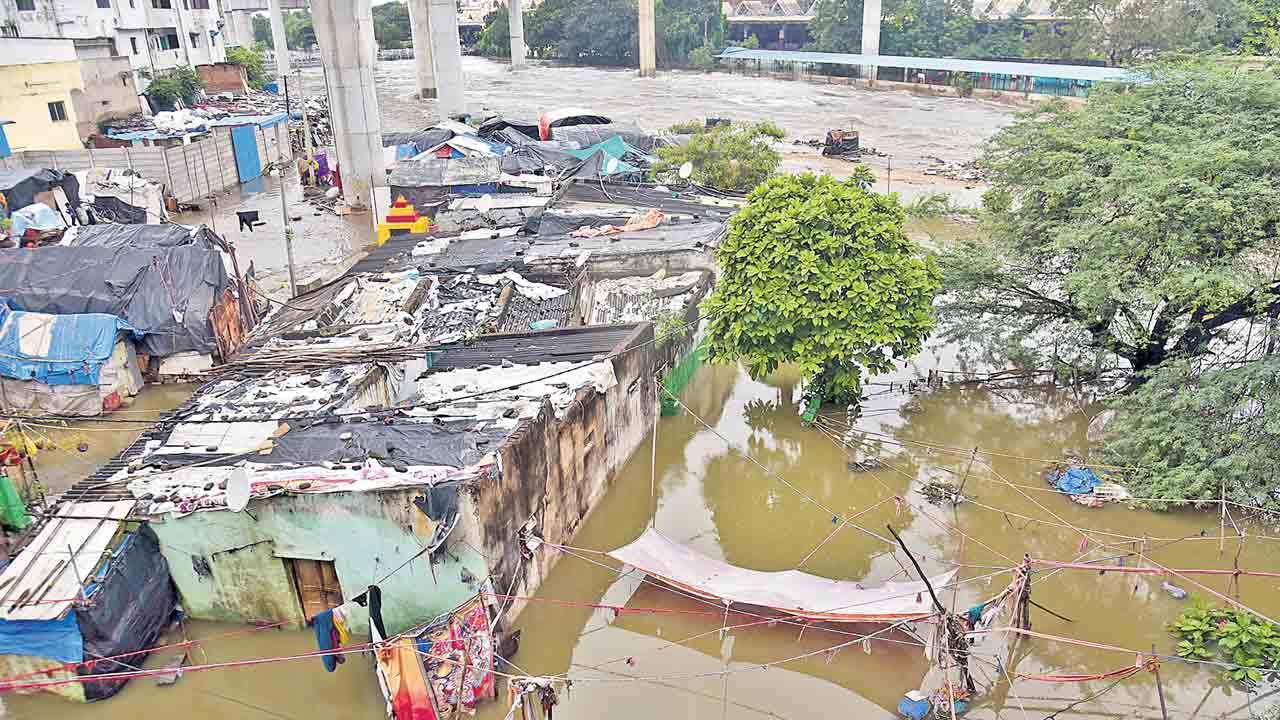 బస్తీలను బలిపెట్టారు!
