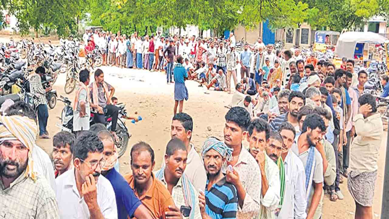 పండుగ నాడూ తప్పని తిప్పలు!