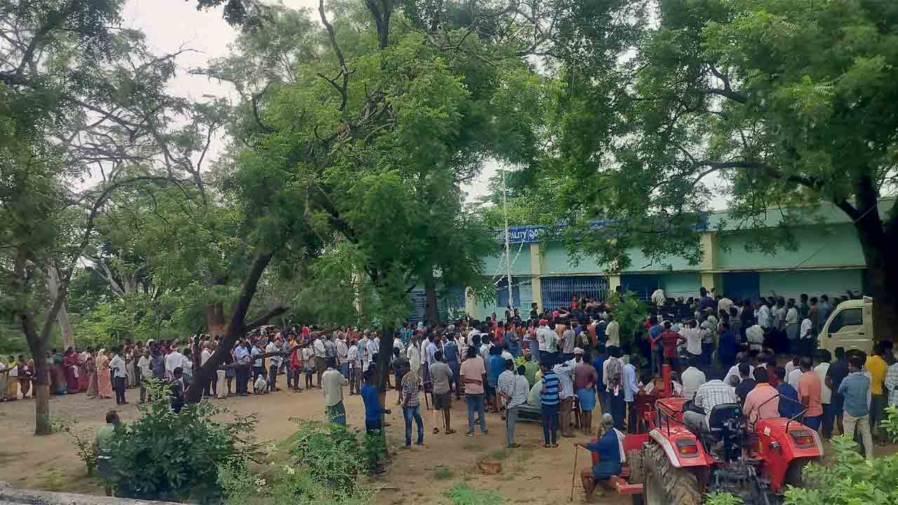 తీరని యూరియా వెతలు