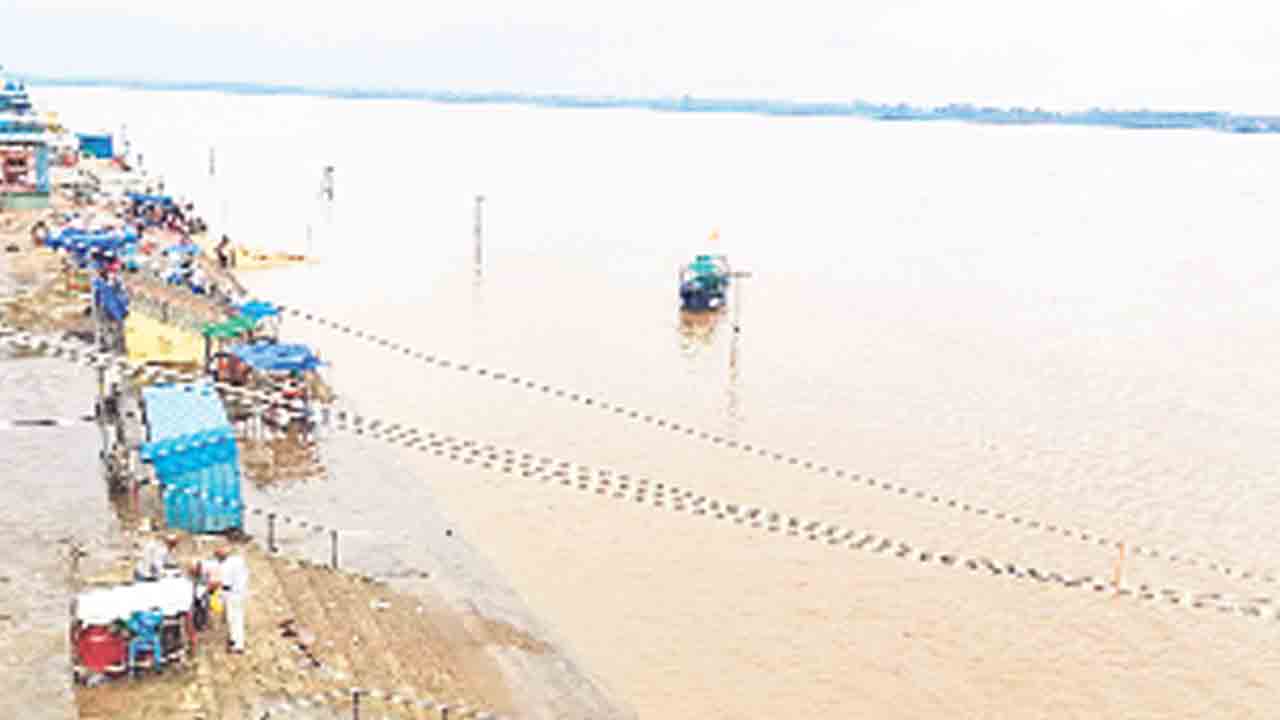 పెరుగుతున్నగోదావరి