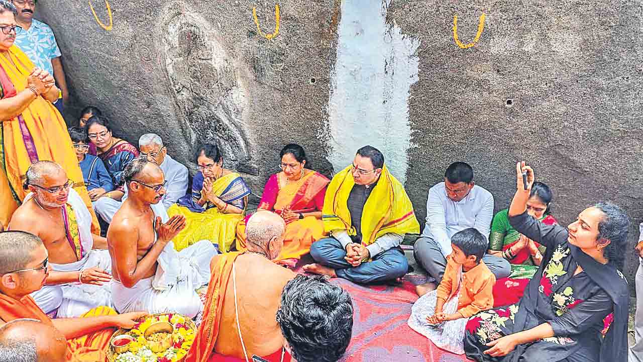 లింబాద్రిగుట్టను దర్శించుకున్న హైకోర్టు జడ్జి