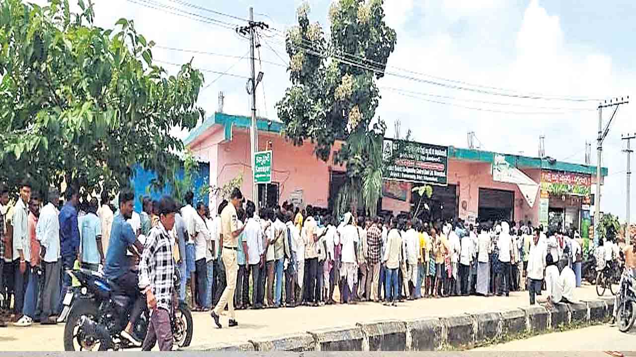 కోడికూయకముందే సహకార కేంద్రాల వద్ద క్యూ.. యూరియా కోసం రైతుల నిత్యయాతన