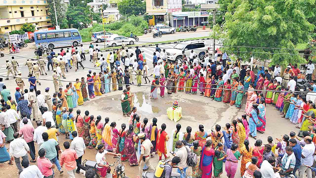 సకల జనుల సమరం.. కాంగ్రెస్‌ సర్కారు తీరుపై రాష్ట్రవ్యాప్తంగా వెల్లువెత్తిన నిరసనలు