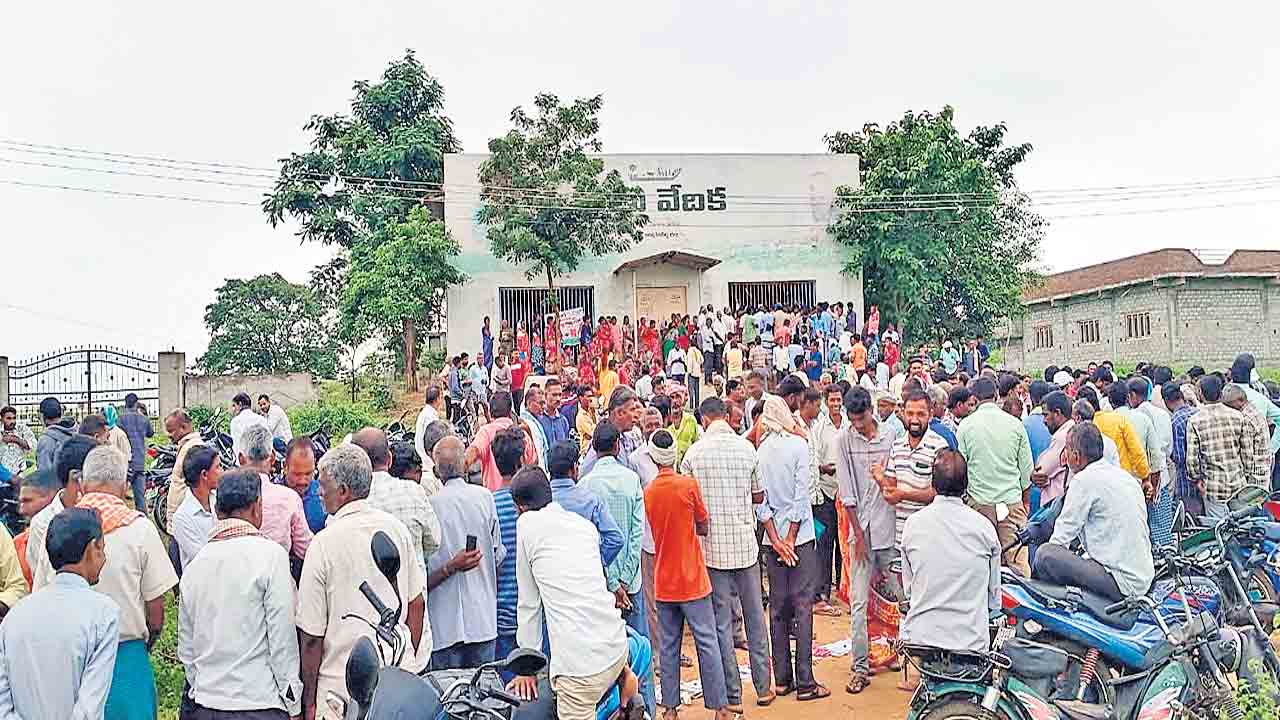 యూరియా కొరతపై కన్నెర్ర