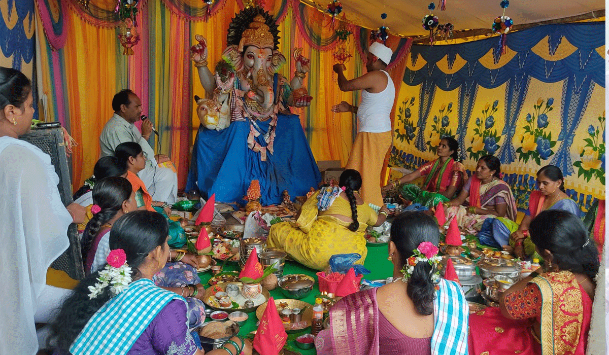 Kolanur | కొలనూరులో వినాయక మండపంలో కుంకుమ పూజలు