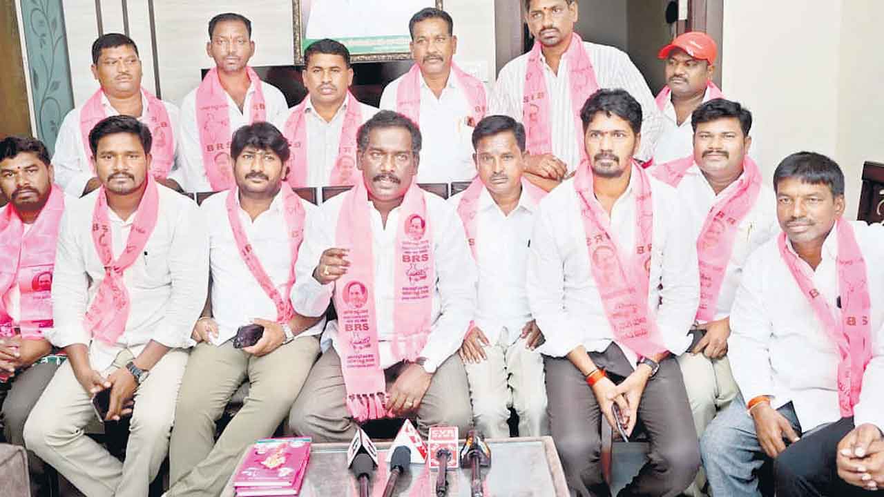 మార్పంటే రంగులు మార్చడమేనా?