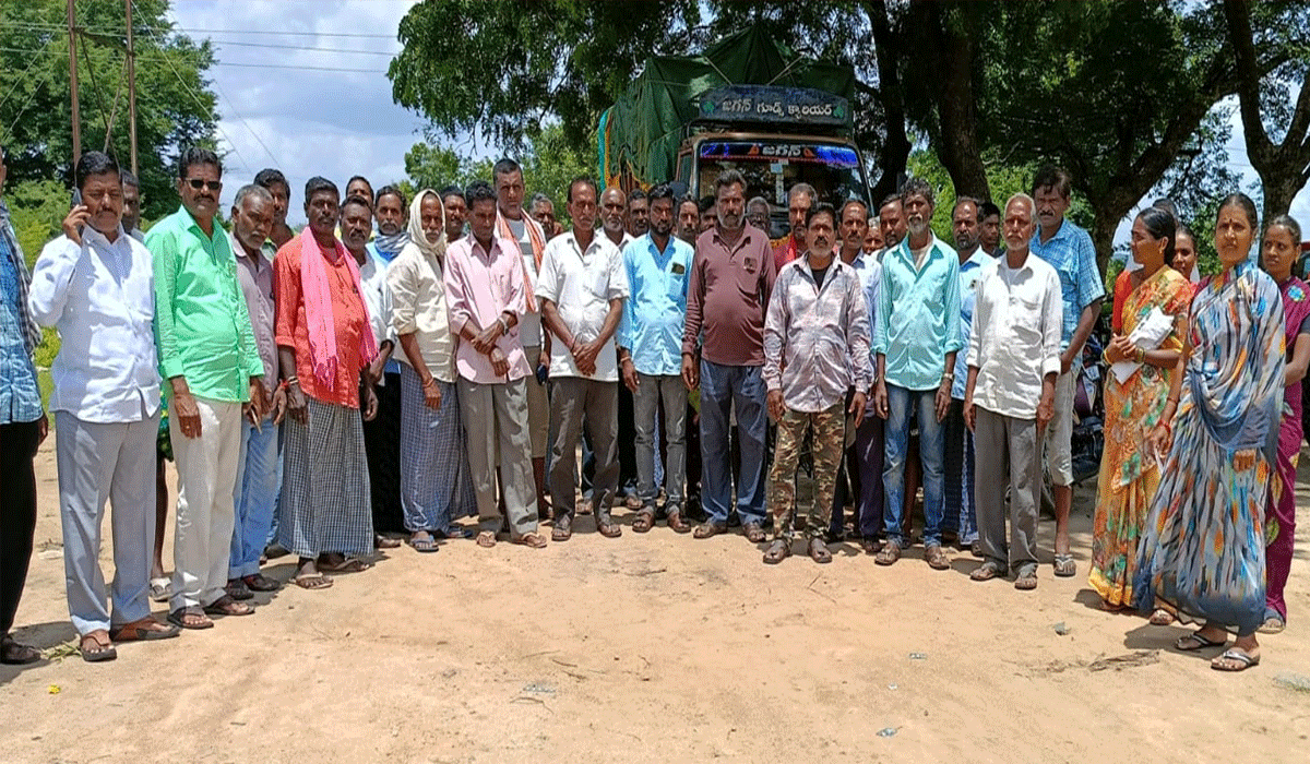 police station | కడుపు మండిన రైతుపై బీఆర్‌ఎస్‌ నేతగా ముద్రవేసి కేసు.. లక్ష్మణ్‌కు మద్దతుగా ఠాణాకు వెళ్లిన రైతులు