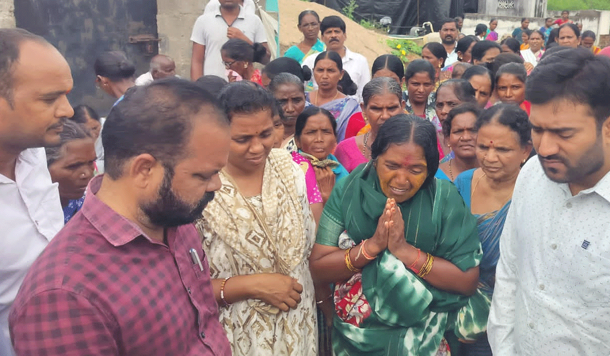 Pegadapally | రోడ్డు ప్రమాదంలో మృతి చెందిన ఐకేపీ సీసీ కుటుంబానికి డీఆర్డీవో పరామర్శ