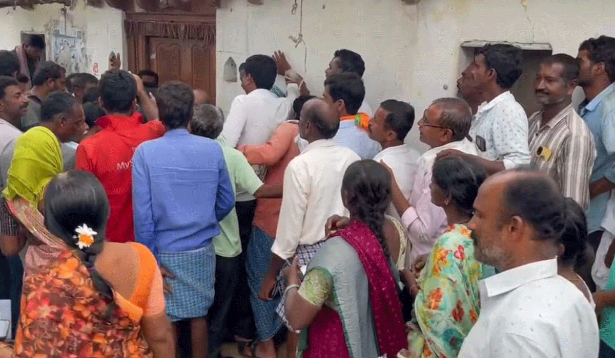 Runs for urea | యూరియా కోసం పరుగులు..బస్తాకు అదనంగా రూ.30 వసూలు.. వీడియో వైరల్‌..!