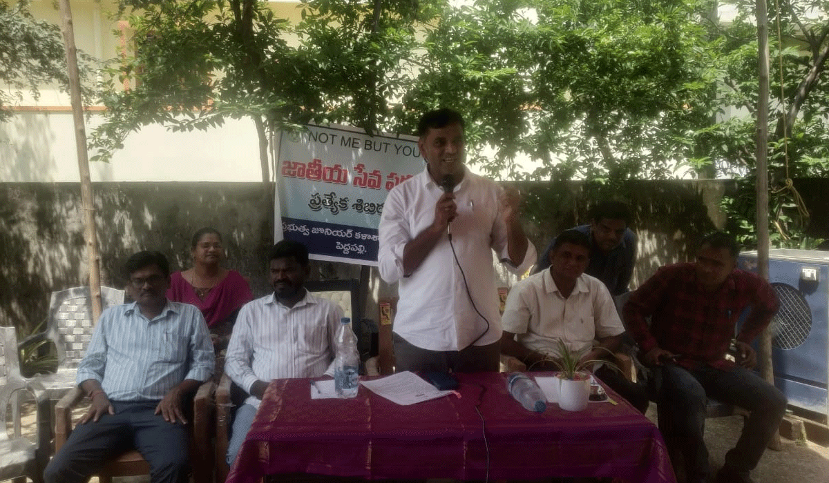 leadership qualities | సేవా భావం పెంచుకుంటూ నాయకత్వలక్షణాలను అలవర్చుకోవాలి..ఎంపీడీవో కొప్పుల శ్రీనివాస్