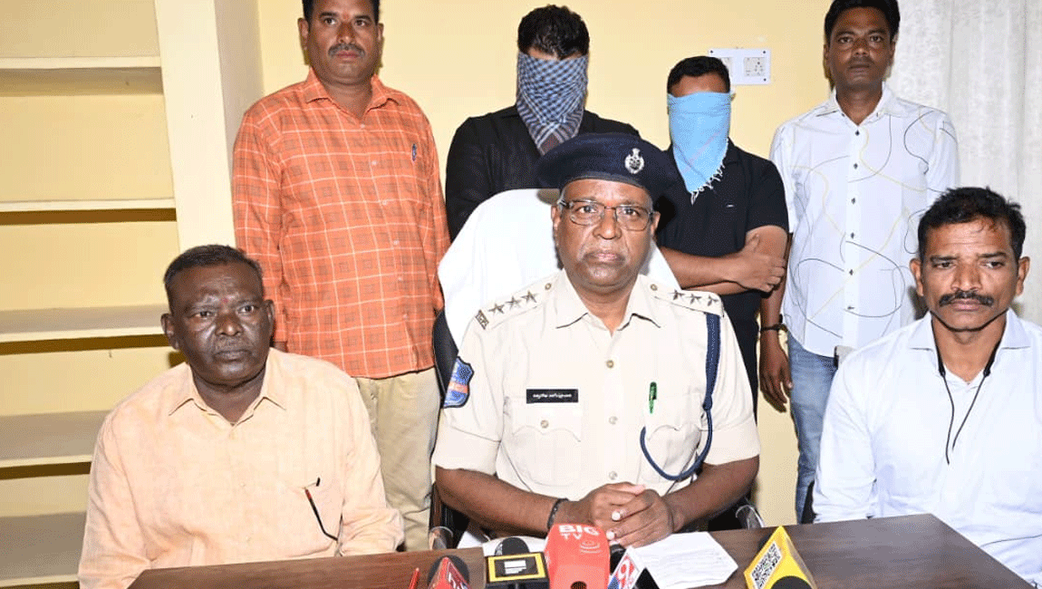 అక్రమ సంపాదనకు అలవాటు పడిన కేటుగాళ్లు