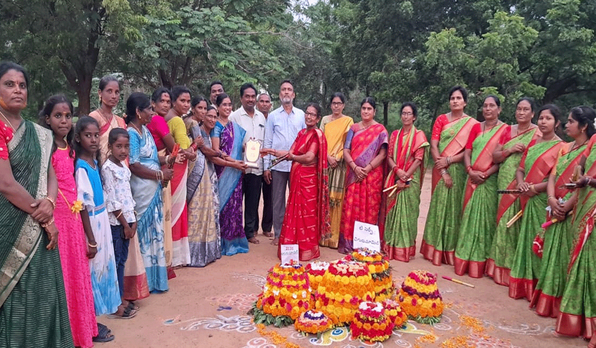 Prize distribution | బతుకమ్మ వేడుకలలో బహుమతుల ప్రదానం