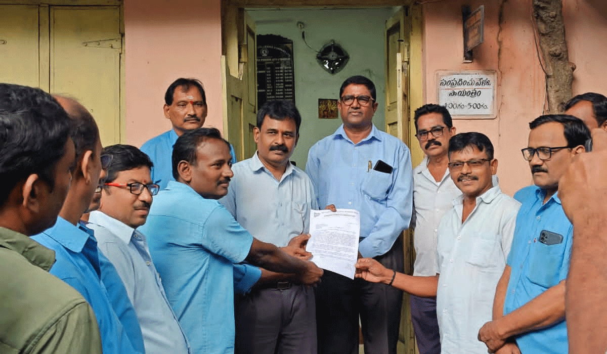 Shift Dussehra holiday | దసరా సెలవును అక్టోబర్ 3కు మార్చాలని గనులు, డిపార్ట్మెంట్లలో అధికారులకు ఏఐటీయూసీ వినతి పత్రాల అందజేత