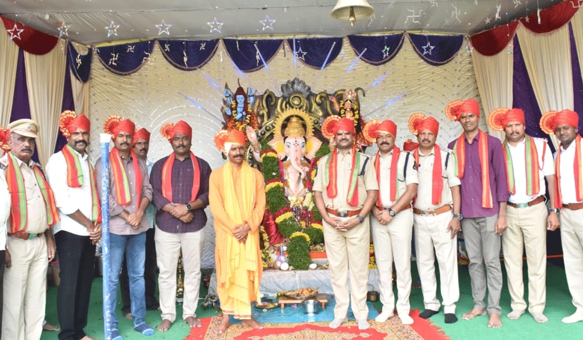Special puja | గణపతికి ప్రత్యేక పూజలు నిర్వహించిన పోలీస్ కమిషనర్ సాయి చైతన్య