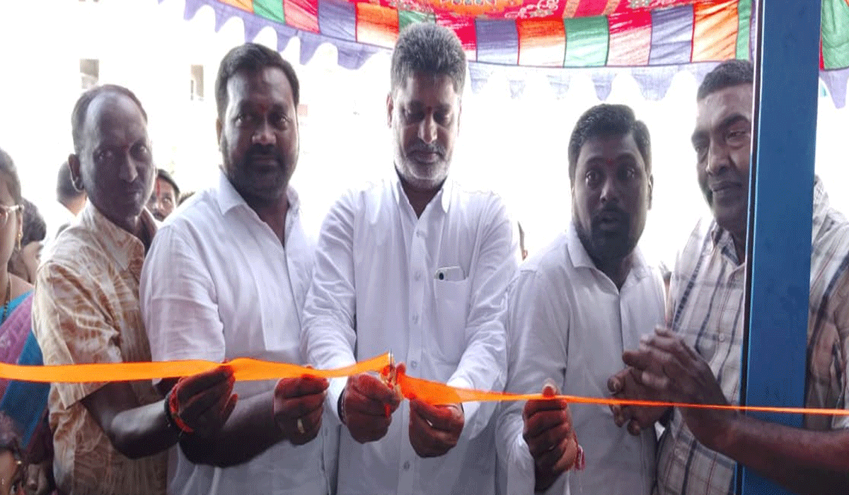 Priya Milk Parlour | వీణవంకలో ప్రియ మిల్క్ పార్లర్ ప్రారంభం.. పాల్గొన్న బీజేపీ జిల్లా అధ్యక్షుడు గంగాడి కృష్ణారెడ్డి