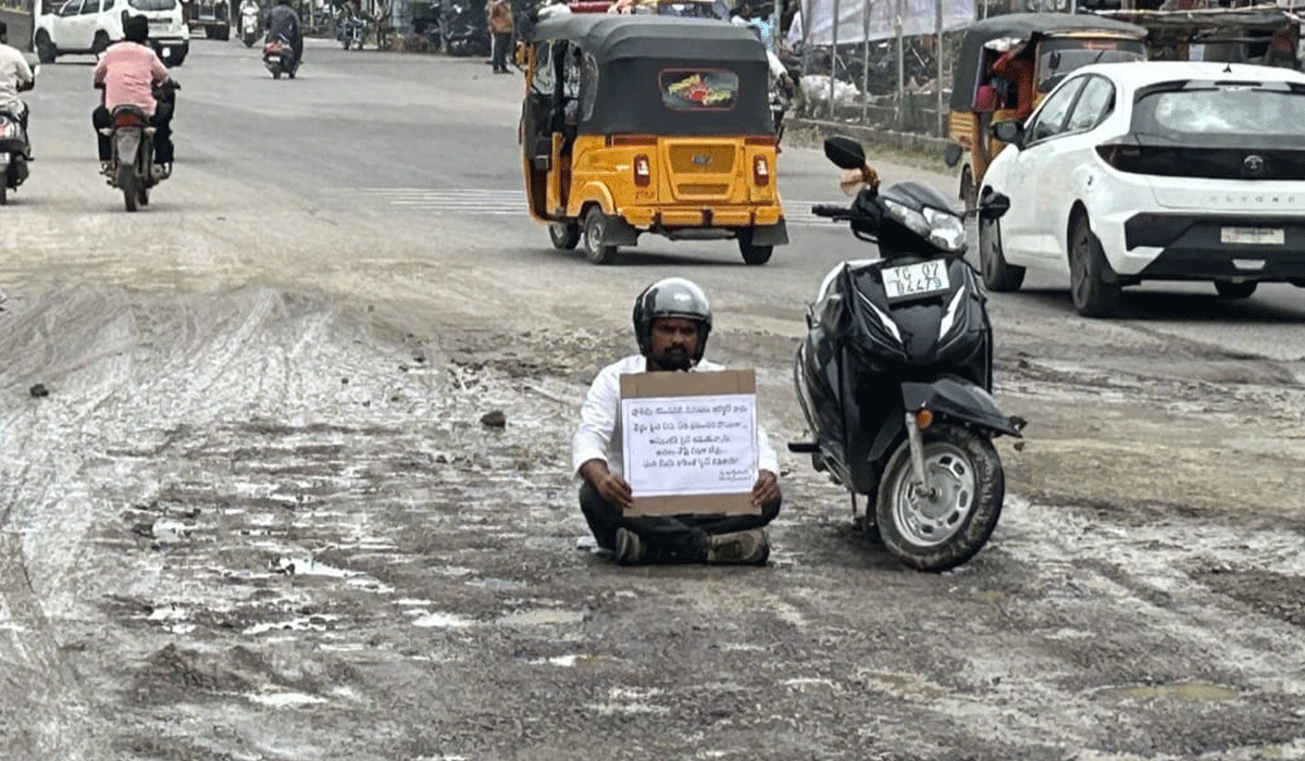 Social activist | జరిమానాలు సరే…మరమ్మతులేవి..?.. జాతీయ రహాదారిపై సామాజిక కార్యకర్త వినూత్న నిరసన