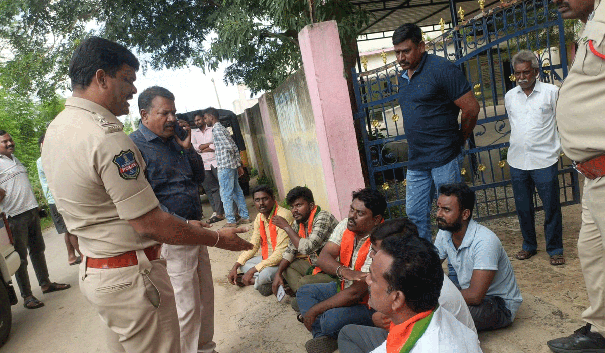 indecent behavior | బాలికలతో ఉపాధ్యాయుడు అసభ్య ప్రవర్తన..బీజేపీ నేతల ఆందోళన