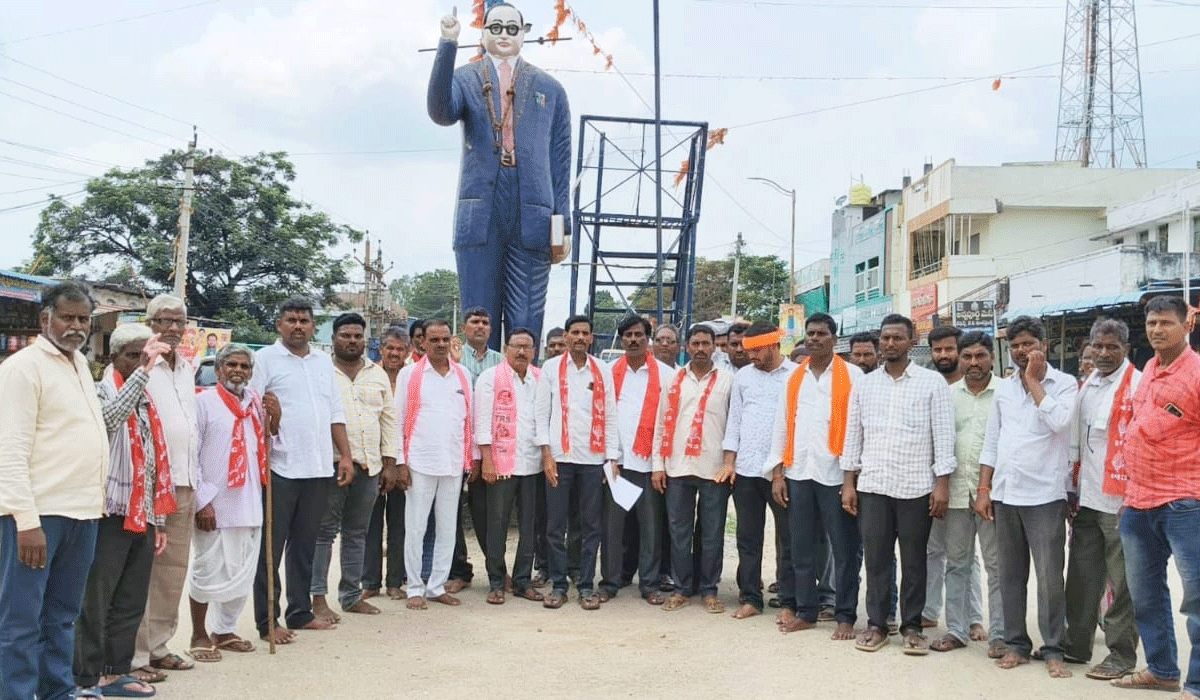 pending double bedroom bills | పెండింగ్ లో ఉన్న డబుల్ బెడ్ రూమ్ బిల్లుల చెల్లించాలని కోటగిరిలో బీఆర్‌ఎస్‌, బీజేపీ, సీపీఐ నిరసన