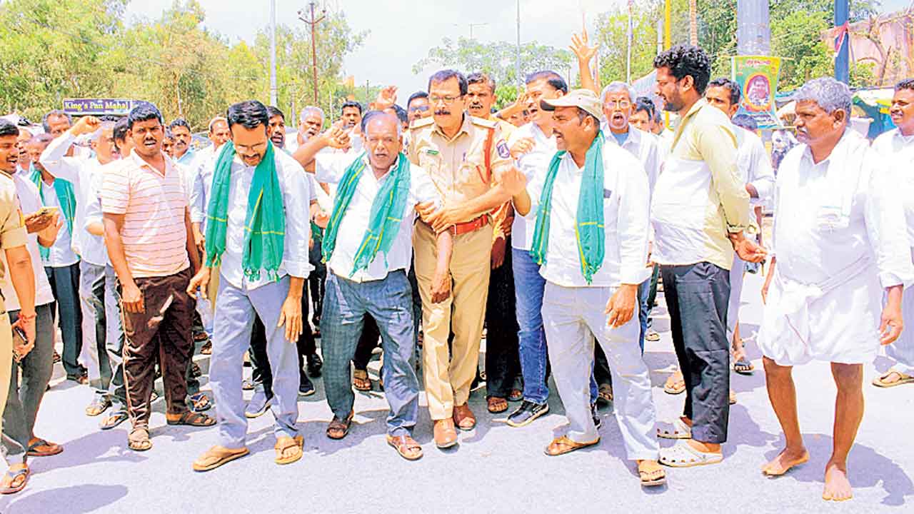 మా శవాలపై ట్రిపుల్‌ ఆర్‌ వేయండి