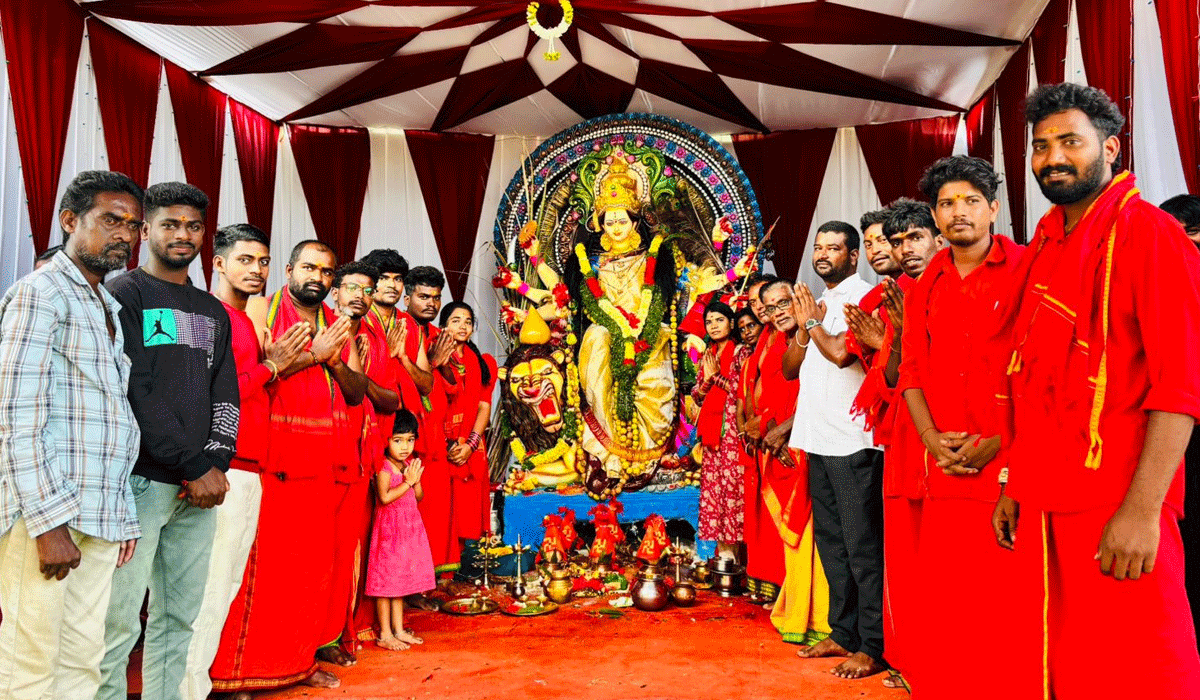 Bathikapalli | బతికపల్లిలో వెల్లువిరిసిన మత సామరస్యం.. దుర్గామాతకు పట్టు వస్త్రాలు అందజేసిన ముస్లీం యువకుడు