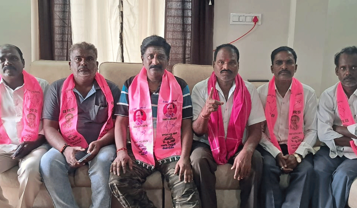 BRS Mandal leaders | కాంగ్రెస్, బీజేపీలు ధర్నాకు దిగడం సిగ్గుచేటు..బీఆర్ఎస్ మండల నాయకులు