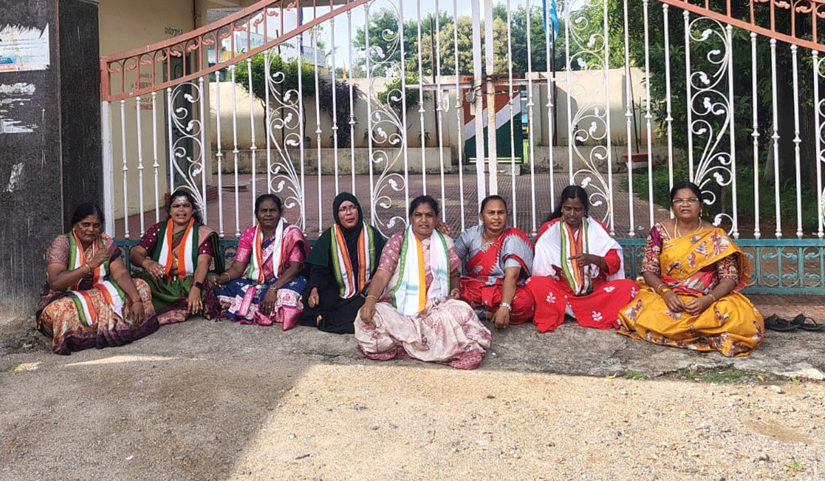  Karimnagar DCC office | కరీంనగర్‌ డీసీసీ కార్యాలయం ముందు మహిళా నాయకుల ఆందోళన