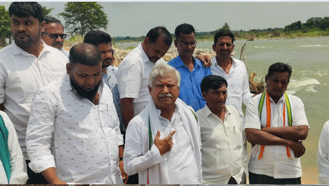 Katakam Mrityunjayam | అధికారులు గుత్తేదారు నిర్లక్ష్యం తో ఇబ్బందుల్లో ప్రజలు.. టీపీసీసీ అధికార ప్రతినిధి కటకం మృత్యుంజయం