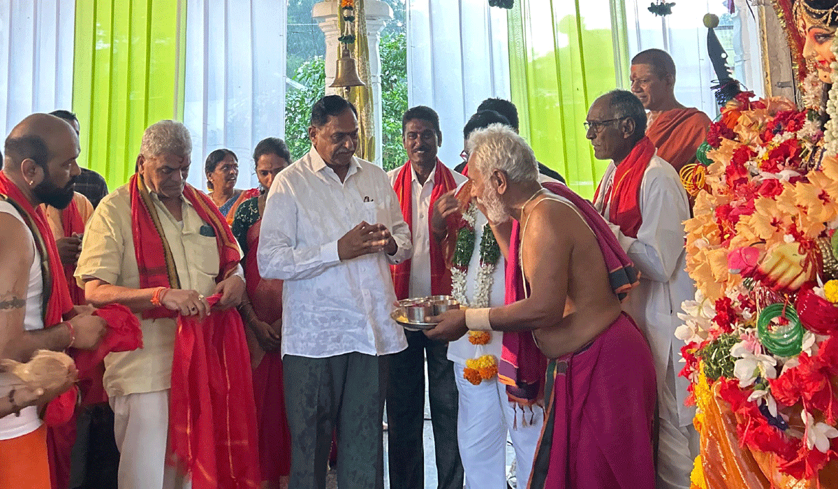 suthanabad | సుద్దాలలో మహాలక్ష్మి అవతారంలో దుర్గాదేవి.. మహిళల కుంకుమ పూజలు