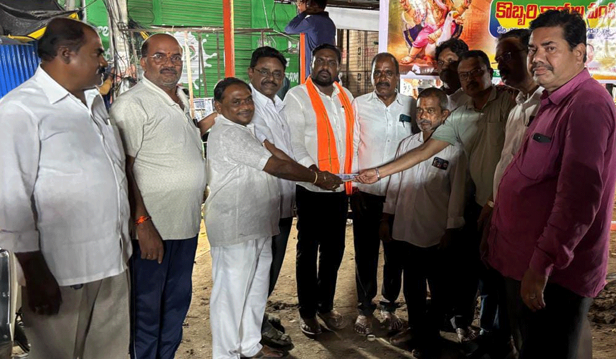 Ramagundam Lions Club | రామగుండం లయన్స్ క్లబ్ ఆధ్వర్యంలో నిమజ్జన వేడుకల నిర్వహణకు రూ.18వేల అందజేత