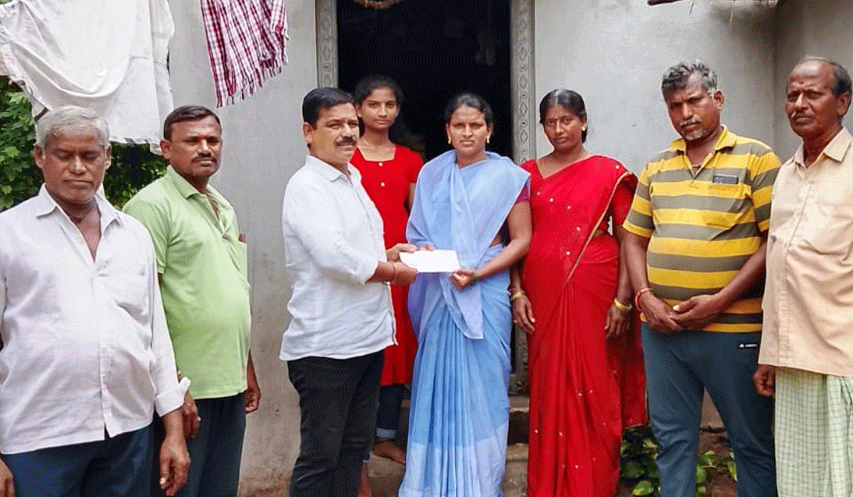 ALaya Foundation | బాధిత కుటుంబానికి ఆలయ ఫౌండేషన్ ఆర్థిక సాయం అందజేత